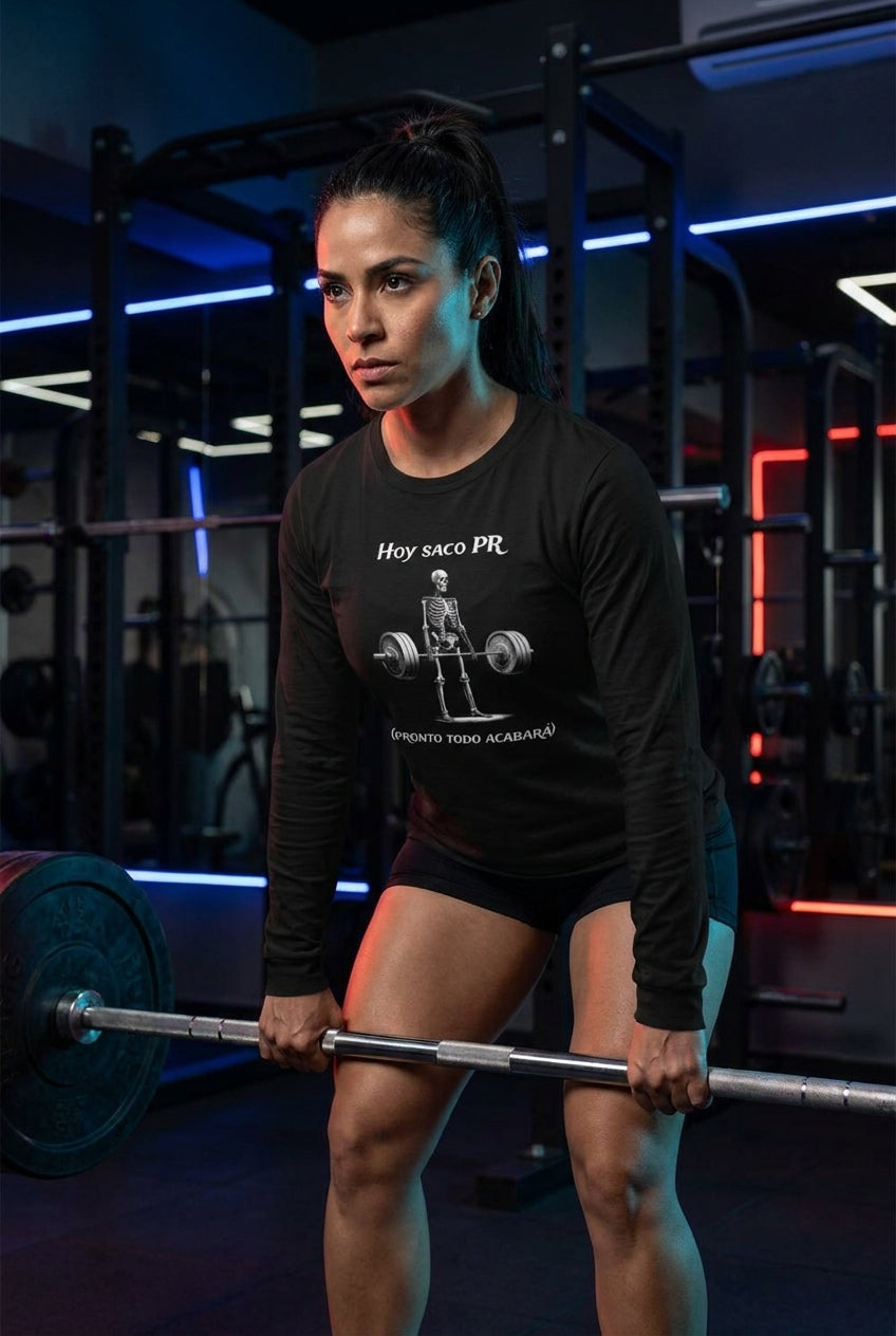 Mujer haciendo deadlift en playera calaca gym Gymbros