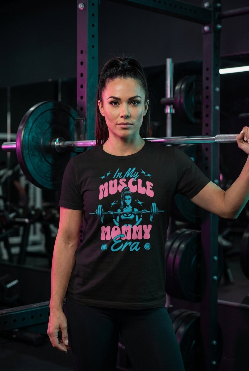Mujer en playera Muscle Mommy Era gym Gymbros