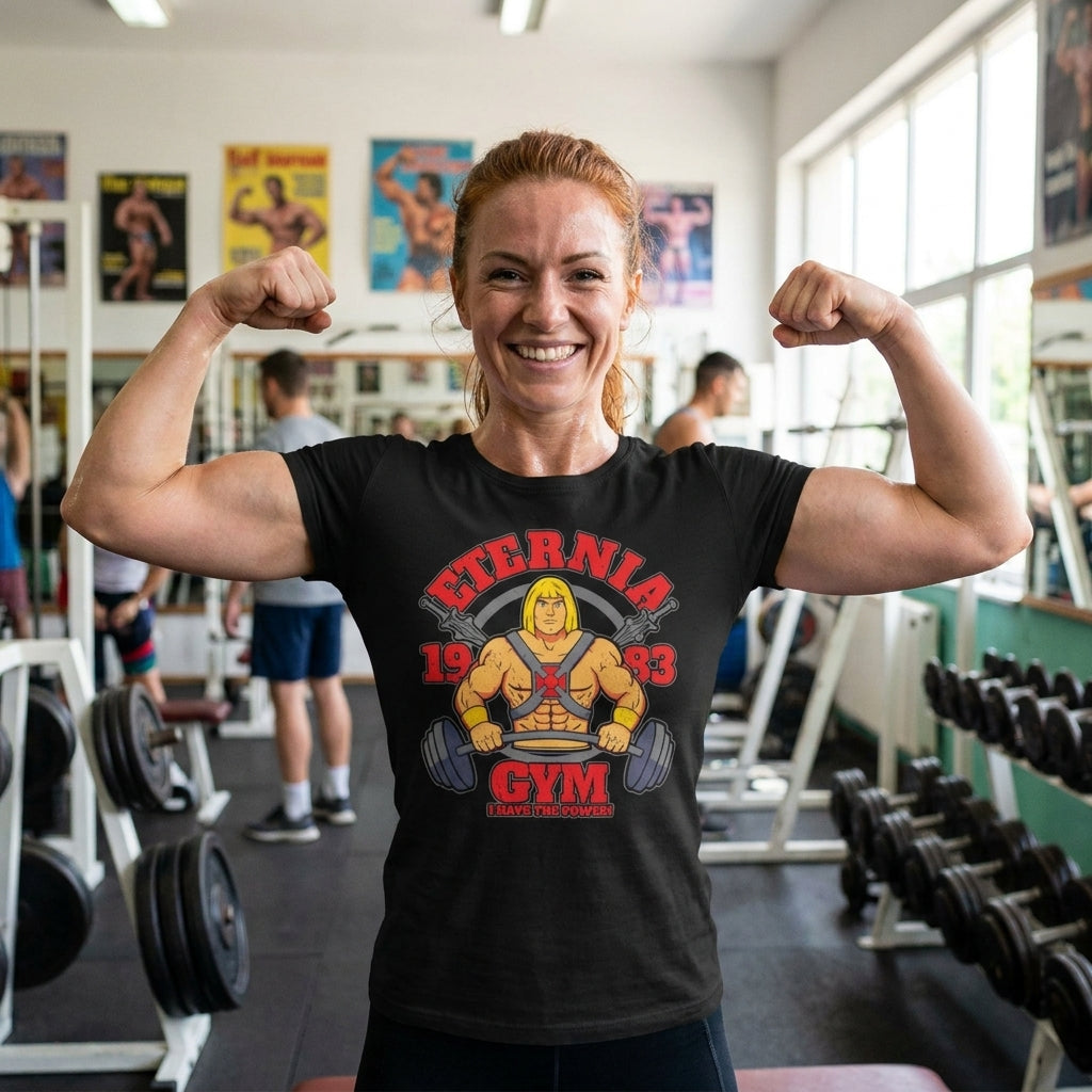 Mujer flex en playera He-Man gym Gymbros