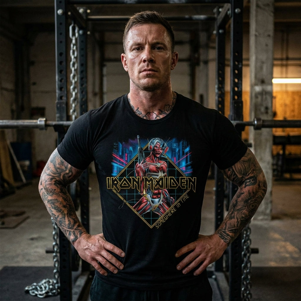 Hombre tatuado en playera Iron Maiden gym Gymbros