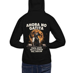 Hoodie Ahora No Gatita Papá Está En La Cueva Del Dolor - Modelo masculino espalda