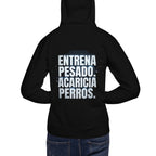 Hoodie Entrena Pesado Acaricia Perros - Modelo masculino espalda