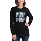 Manga larga Entrena Pesado Acaricia Perros - Modelo femenina