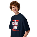 Oversize Odio El Café Es Broma ¿Te Imaginas? - Modelo masculino lateral