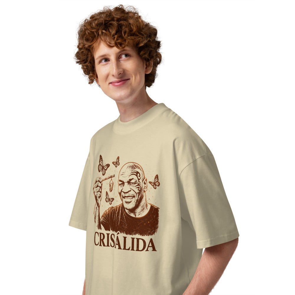 Oversize Crisálida Hombre Tatuaje Tribal Mariposas Sepia - Modelo masculino lateral