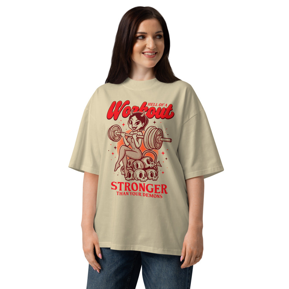 Oversize Stronger Than Your Demons Devil Girl Barbell - Modelo femenina
