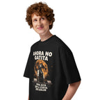 Oversize Ahora No Gatita Papá Está En La Cueva Del Dolor - Modelo masculino lateral