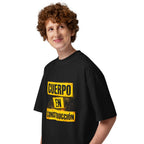 Oversize Cuerpo En Construcción Gym - Modelo masculino lateral