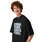 Oversize Entrena Pesado Acaricia Perros - Modelo masculino lateral