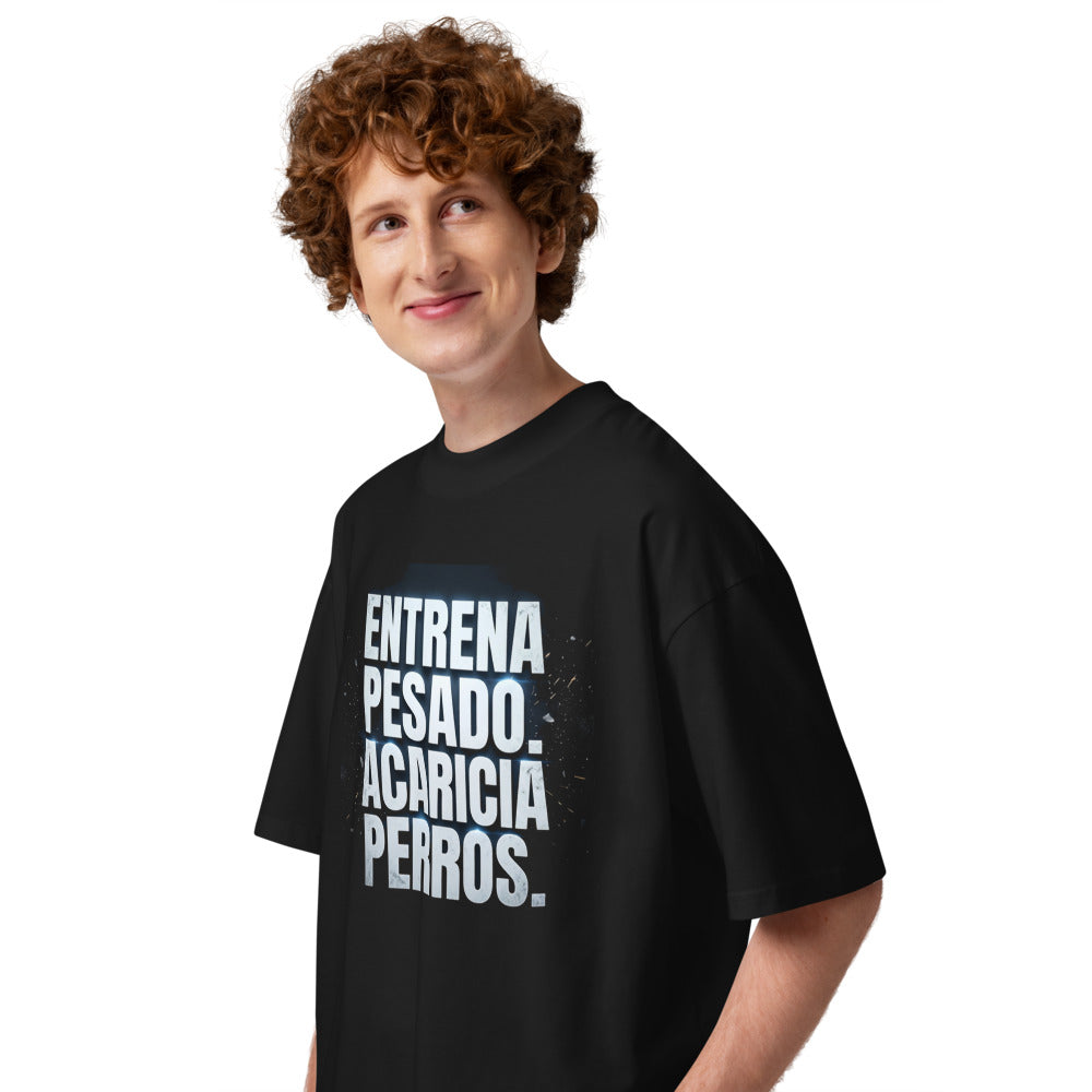 Oversize Entrena Pesado Acaricia Perros - Modelo masculino lateral