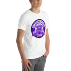 Playera TMNT Shredder's Gym 1984 Purple Emblem - Modelo masculino lateral