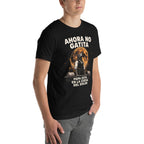 Playera Ahora No Gatita Papá Está En La Cueva Del Dolor - Modelo masculino lateral
