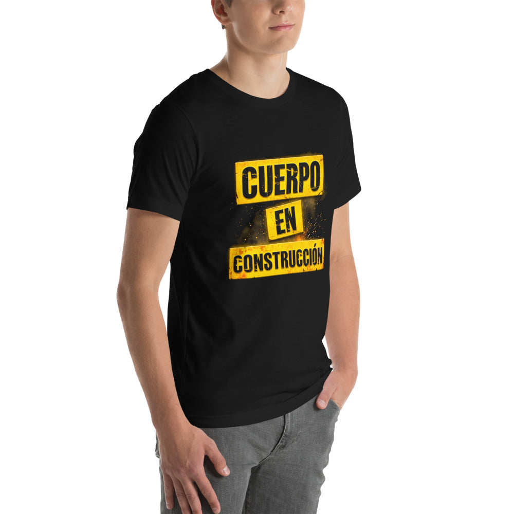 Playera Cuerpo En Construcción Gym - Modelo masculino lateral