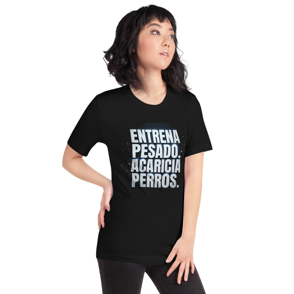 Playera Entrena Pesado Acaricia Perros - Modelo femenina