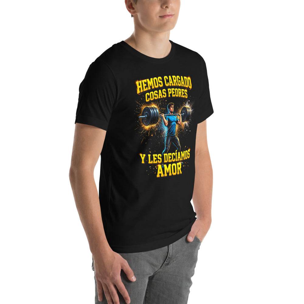 Playera Hemos Cargado Cosas Peores Y Les Decíamos Amor - Modelo masculino lateral