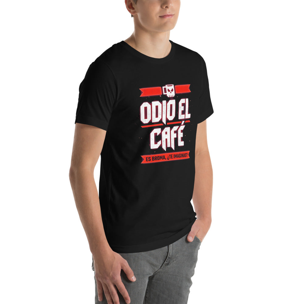 Playera Odio El Café Es Broma ¿Te Imaginas? - Modelo masculino lateral