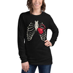 Ribcage Kettlebell en playera de manga larga de gym Gymbros — modelo femenina usándola