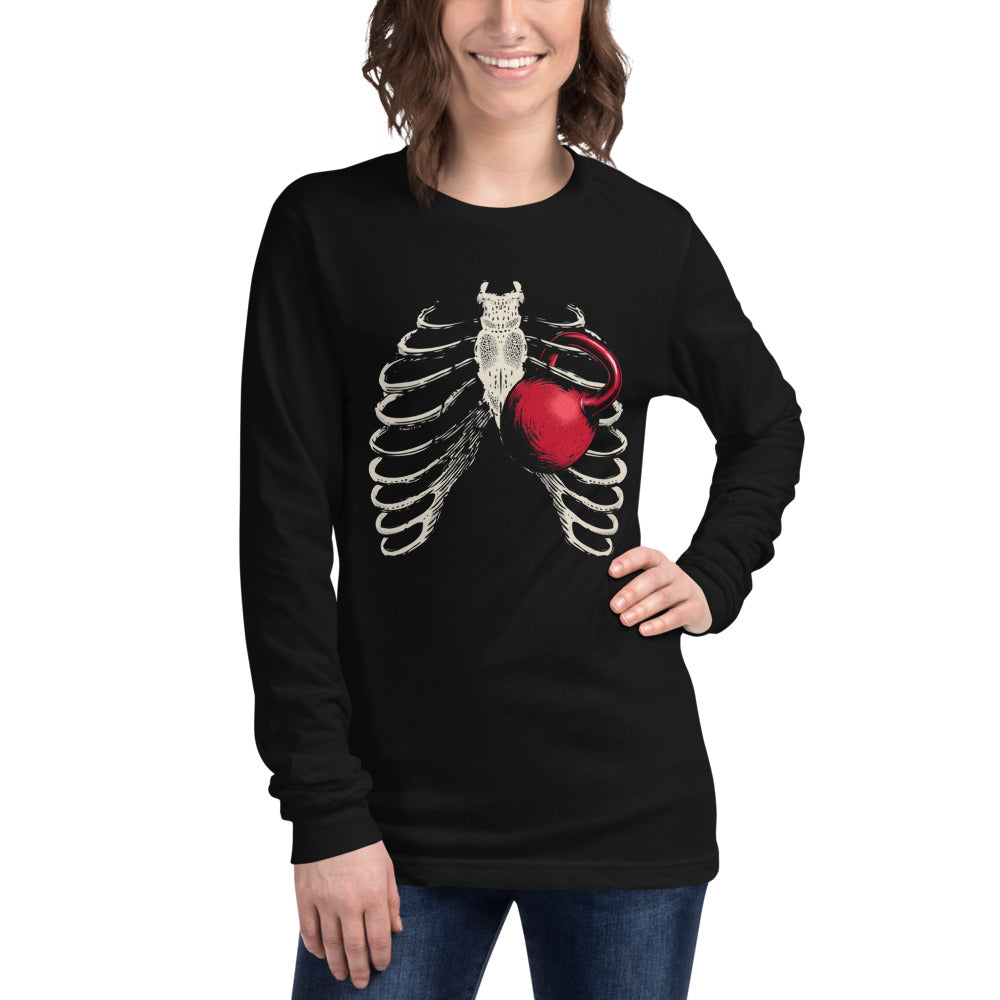 Ribcage Kettlebell en playera de manga larga de gym Gymbros — modelo femenina usándola