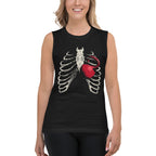 Ribcage Kettlebell en playera sin mangas de gym Gymbros — modelo femenina usándola