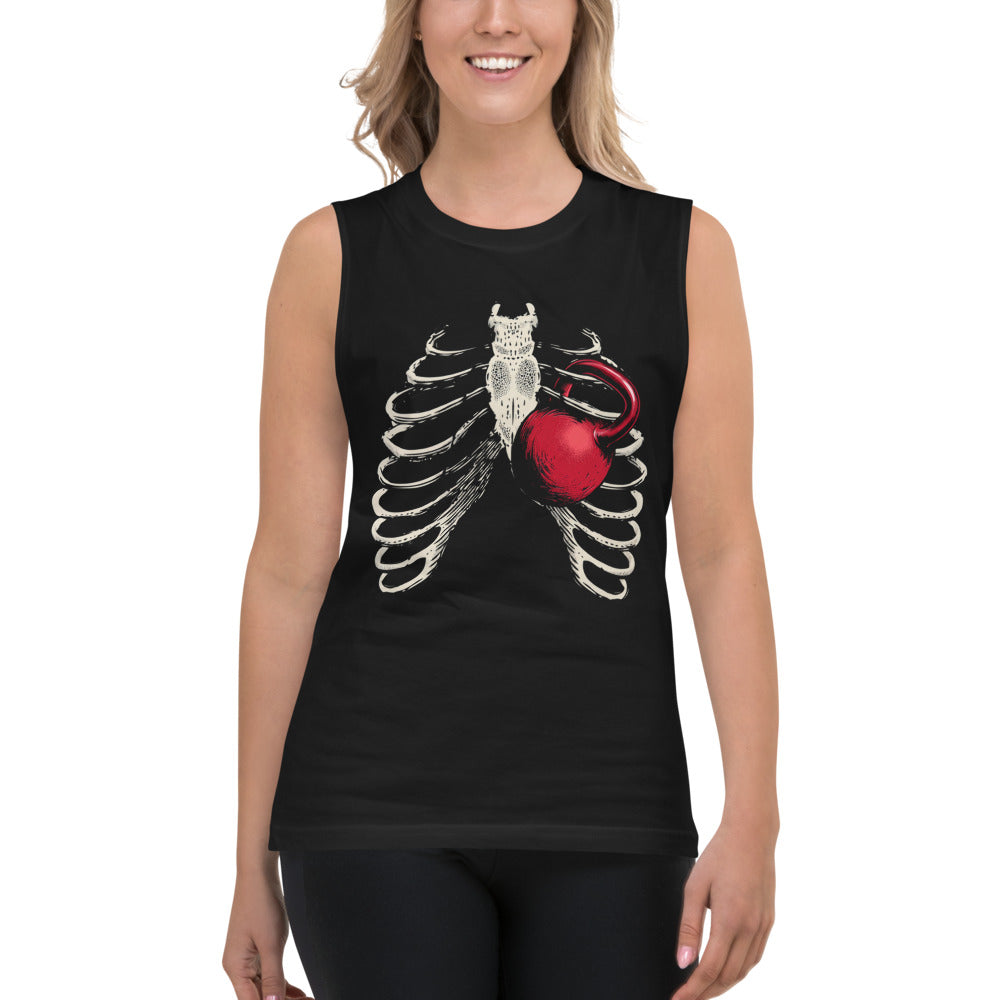 Ribcage Kettlebell en playera sin mangas de gym Gymbros — modelo femenina usándola