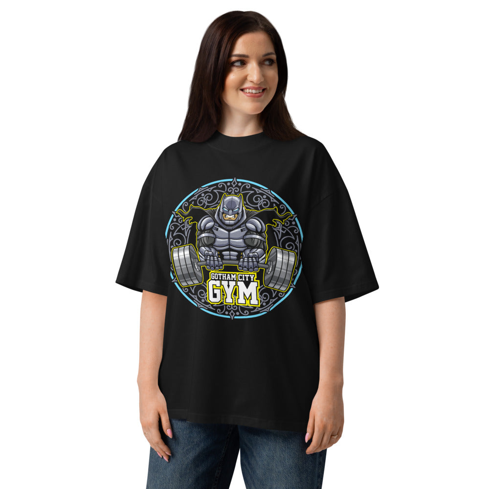 Batman Gotham City Gym en playera oversize de gym Gymbros — en modelo femenina
