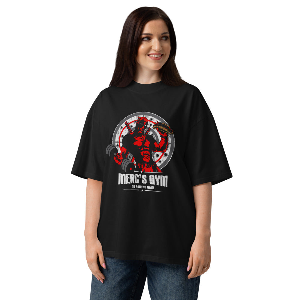 Deadpool Merc Gym No Pain No Gain en playera oversize de gym Gymbros — en modelo femenina