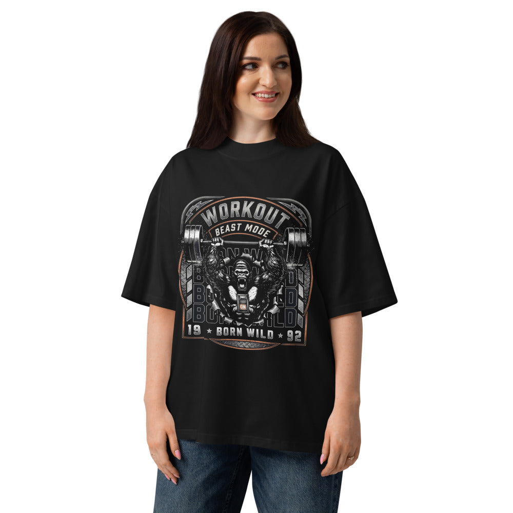 Gorilla Workout Beast Mode Born Wild 1992 en playera oversize de gym Gymbros — en modelo femenina