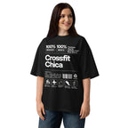 Crossfit Chica Nutrition Label en playera oversize de gym Gymbros — en modelo femenina