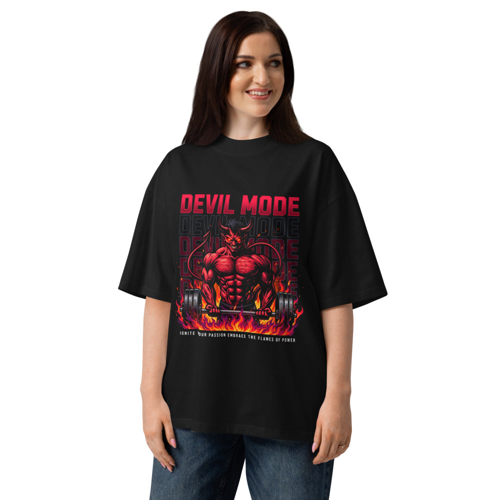 Devil Mode Gym Bodybuilder en playera oversize de gym Gymbros — en modelo femenina