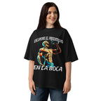 Escupeme El Preentreno En La Boca Calaca en playera oversize de gym Gymbros — en modelo femenina