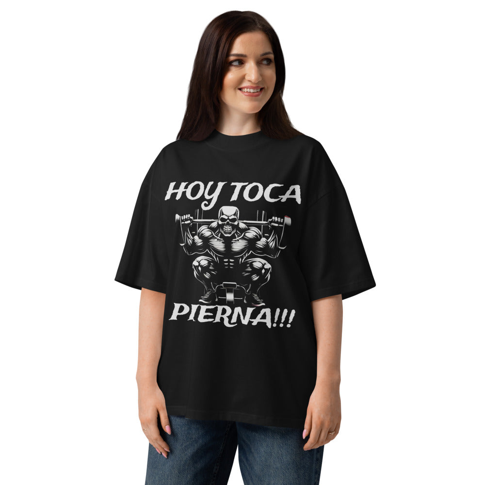 Hoy Toca Pierna Calaca Gym Barbell en playera oversize de gym Gymbros — en modelo femenina