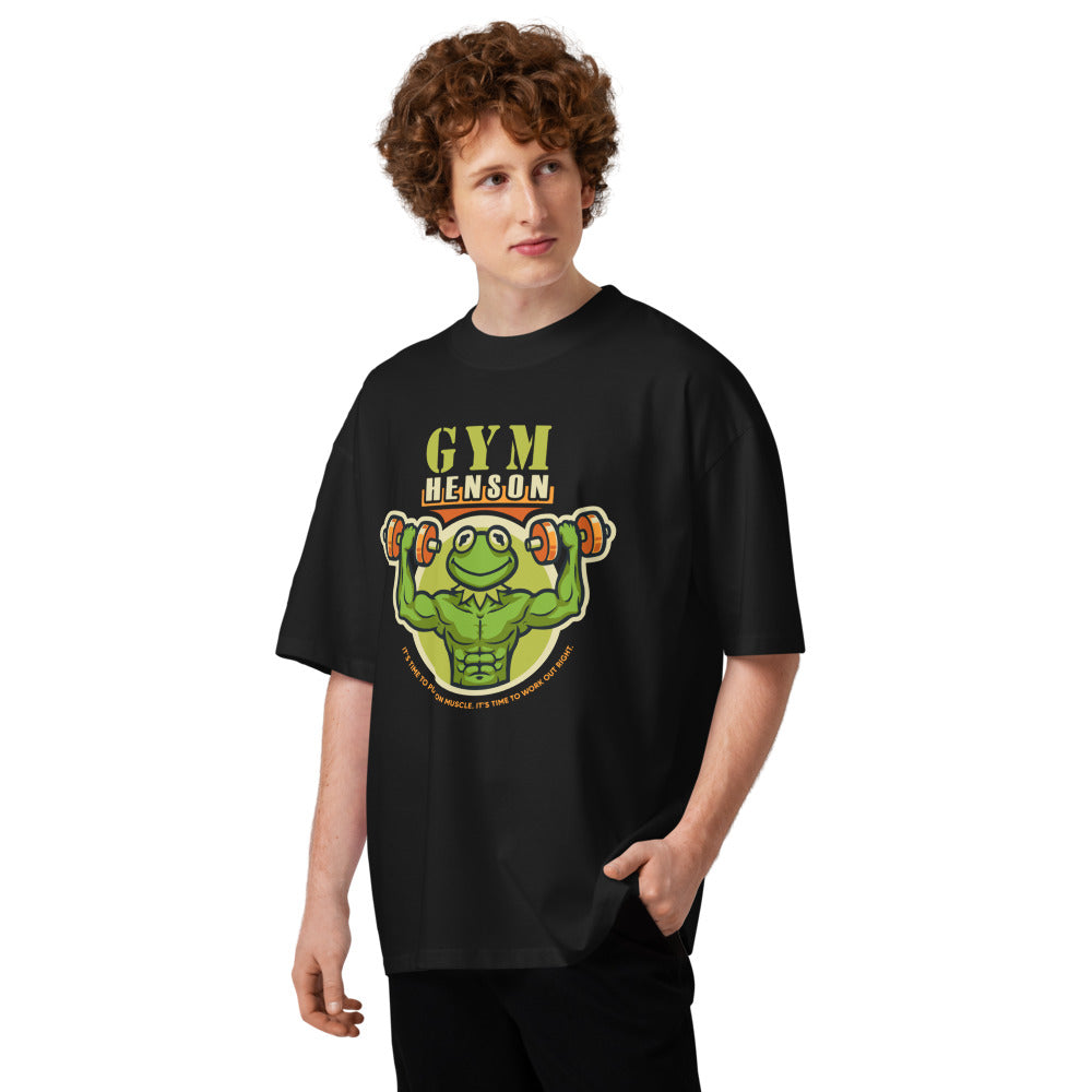 Kermit Henson Gym Muscle en playera oversize de gym Gymbros — en modelo masculino