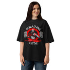 Kratos God Of War Gym Training en playera oversize de gym Gymbros — en modelo femenina