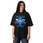 Mega Man Gym 1987 en playera oversize de gym Gymbros — en modelo femenina