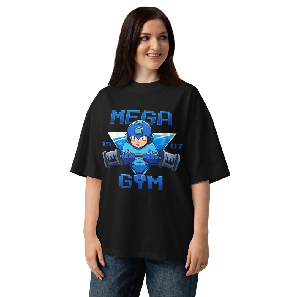 Mega Man Gym 1987 en playera oversize de gym Gymbros — en modelo femenina