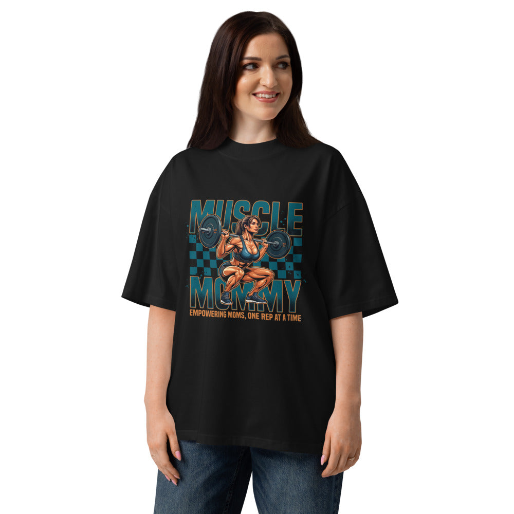 Muscle Mommy Squat Barbell Checkered Gym en playera oversize de gym Gymbros — en modelo femenina