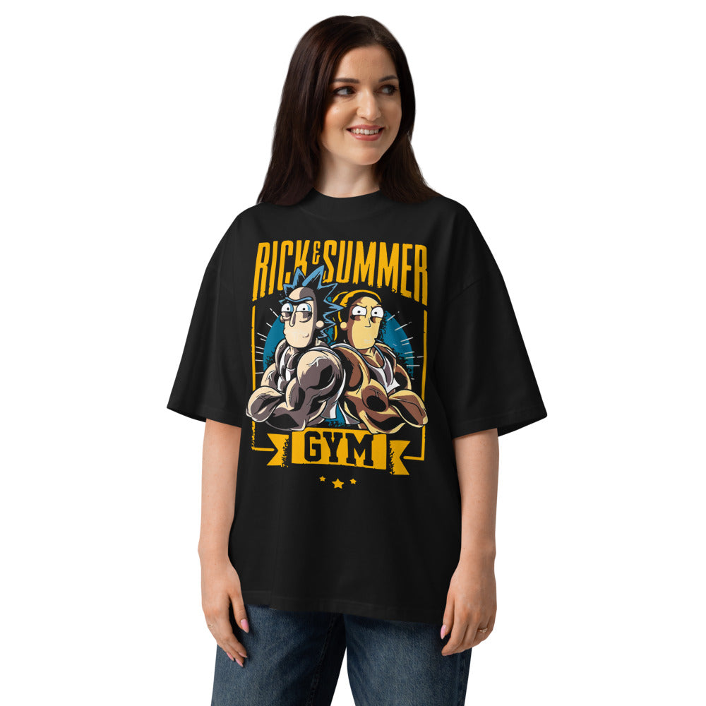Rick And Summer Gym Adventure en playera oversize de gym Gymbros — en modelo femenina