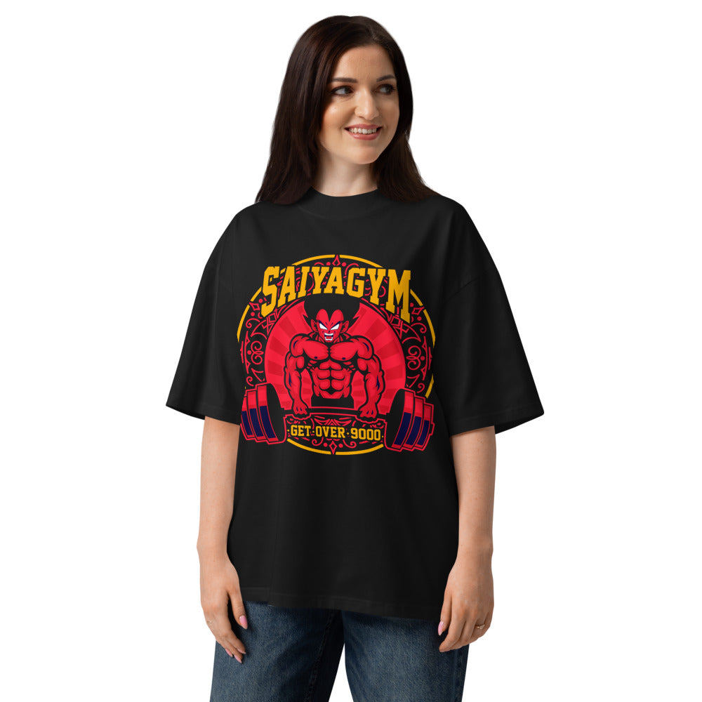 Vegeta Saiyan Gym Over 9000 en playera oversize de gym Gymbros — en modelo femenina