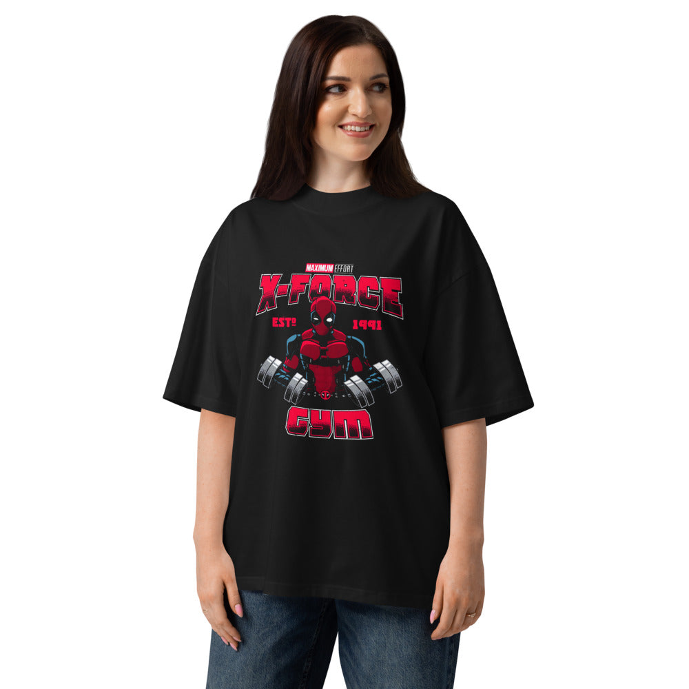 X Force Deadpool Gym en playera oversize de gym Gymbros — en modelo femenina