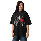 Ribcage Kettlebell en playera oversize de gym Gymbros — modelo femenina usándola
