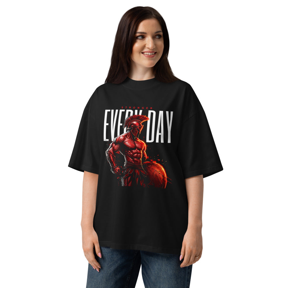 Spartan Strength en playera oversize de gym Gymbros — modelo femenina usándola