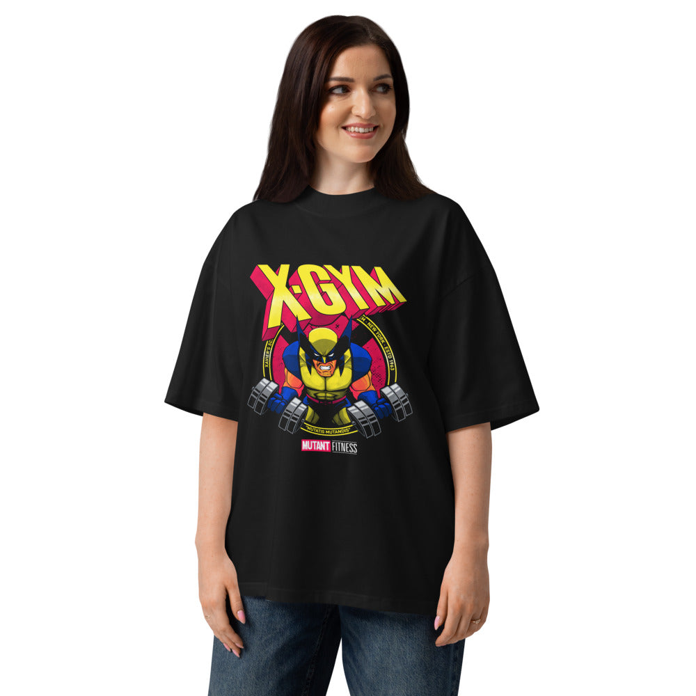 Claws Out Squad en playera oversize de gym Gymbros — modelo femenina usándola