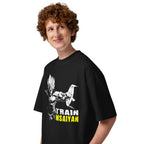 Goku Train Insaiyan Gym en playera oversize de gym Gymbros — en modelo masculino, lateral