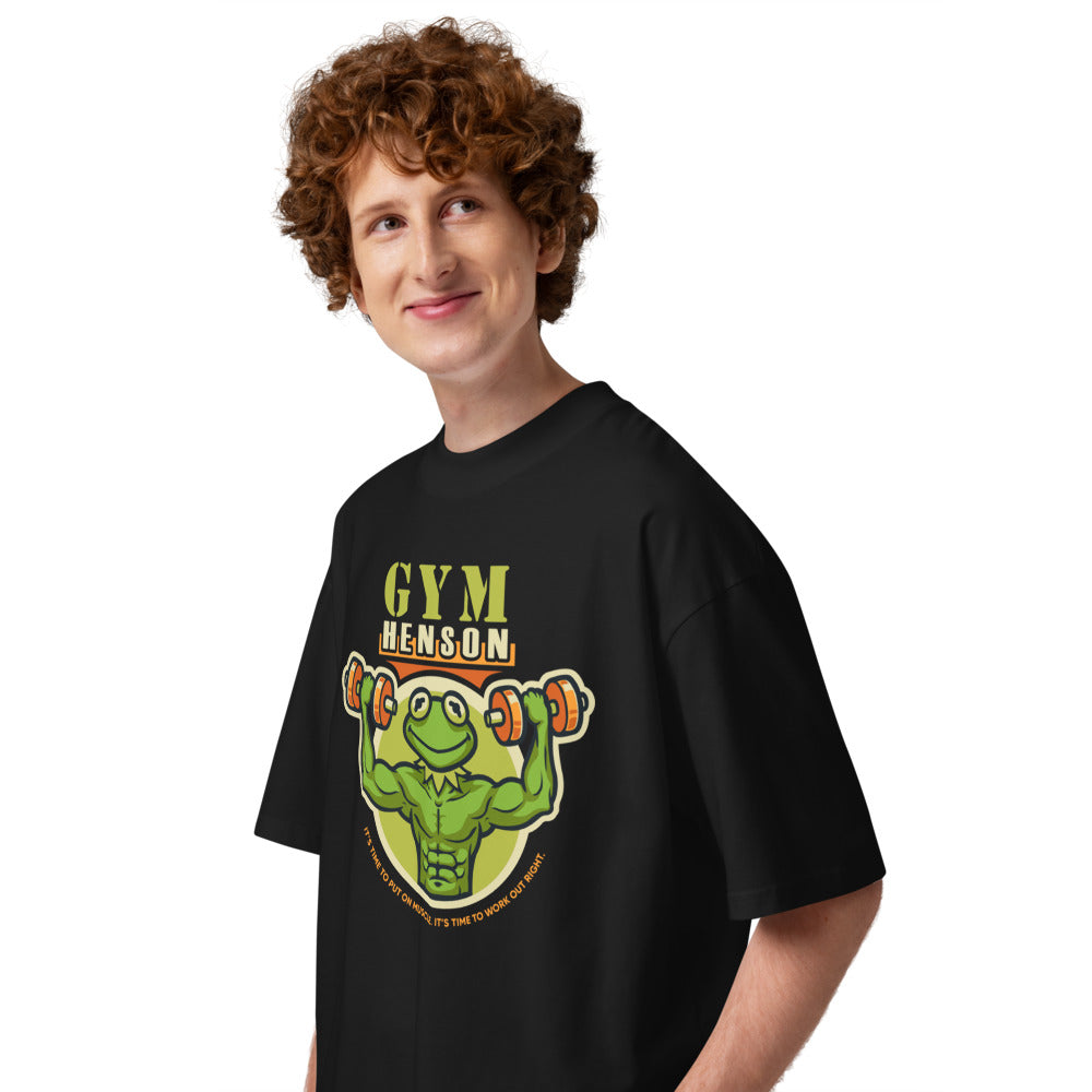 Kermit Henson Gym Muscle en playera oversize de gym Gymbros — en modelo masculino, lateral