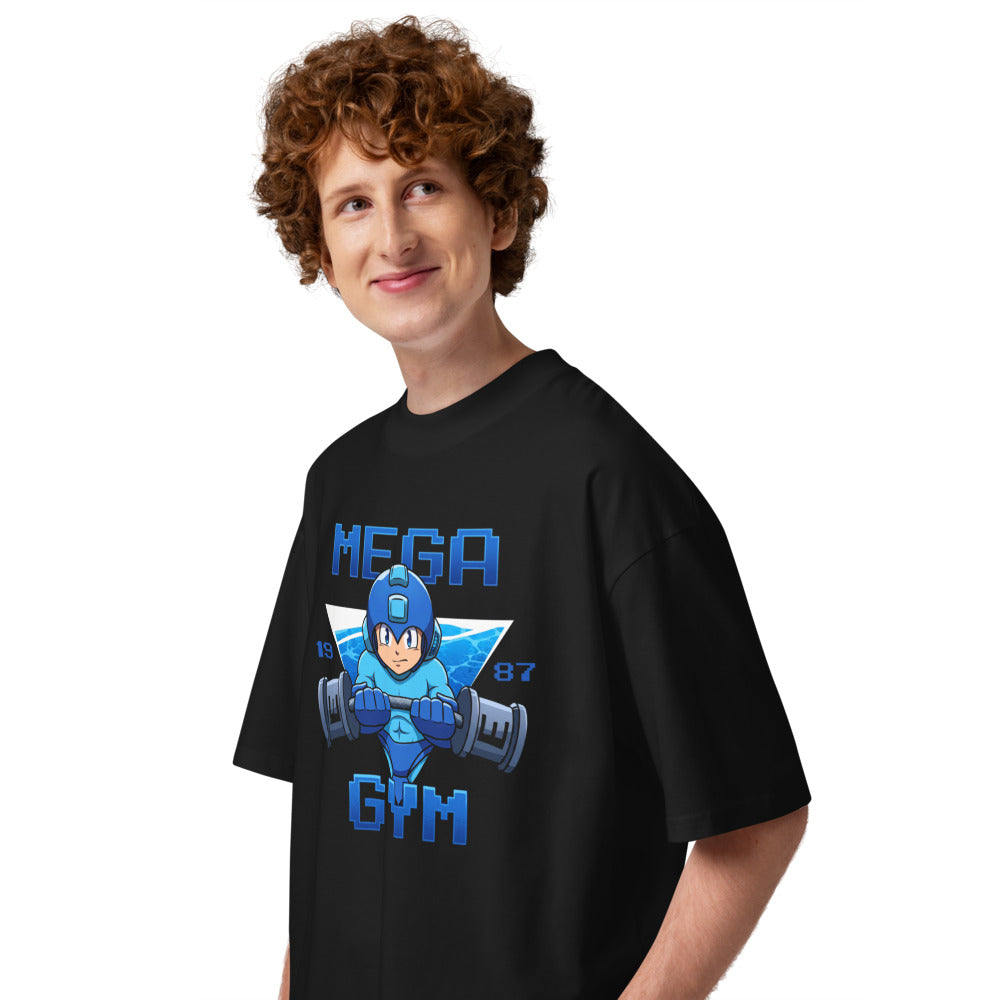 Mega Man Gym 1987 en playera oversize de gym Gymbros — en modelo masculino, lateral