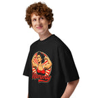 Mommy Pin Up Bodybuilder Flex en playera oversize de gym Gymbros — en modelo masculino, lateral