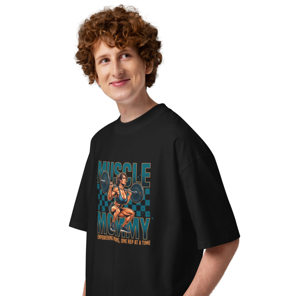 Muscle Mommy Squat Barbell Checkered Gym en playera oversize de gym Gymbros — en modelo masculino, lateral