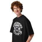 Shredder Gym Get Shredded en playera oversize de gym Gymbros — en modelo masculino, lateral