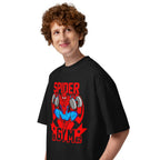 Spider Man Gym Dumbbell en playera oversize de gym Gymbros — en modelo masculino, lateral