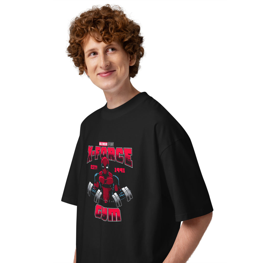 X Force Deadpool Gym en playera oversize de gym Gymbros — en modelo masculino, lateral